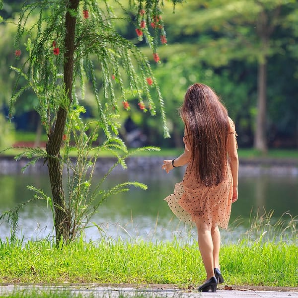 Niña Interior en el Parque